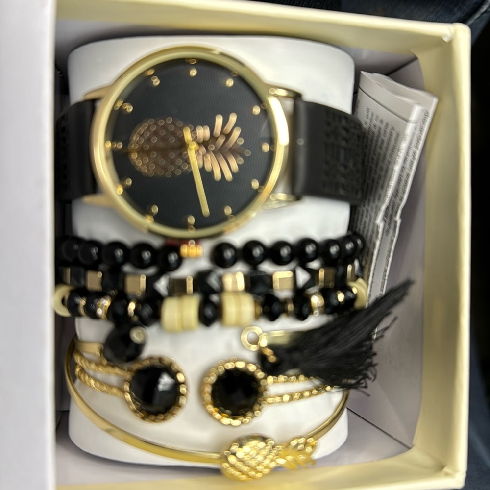 American Exchange Fashion wrist watch Gold Pineapple face New